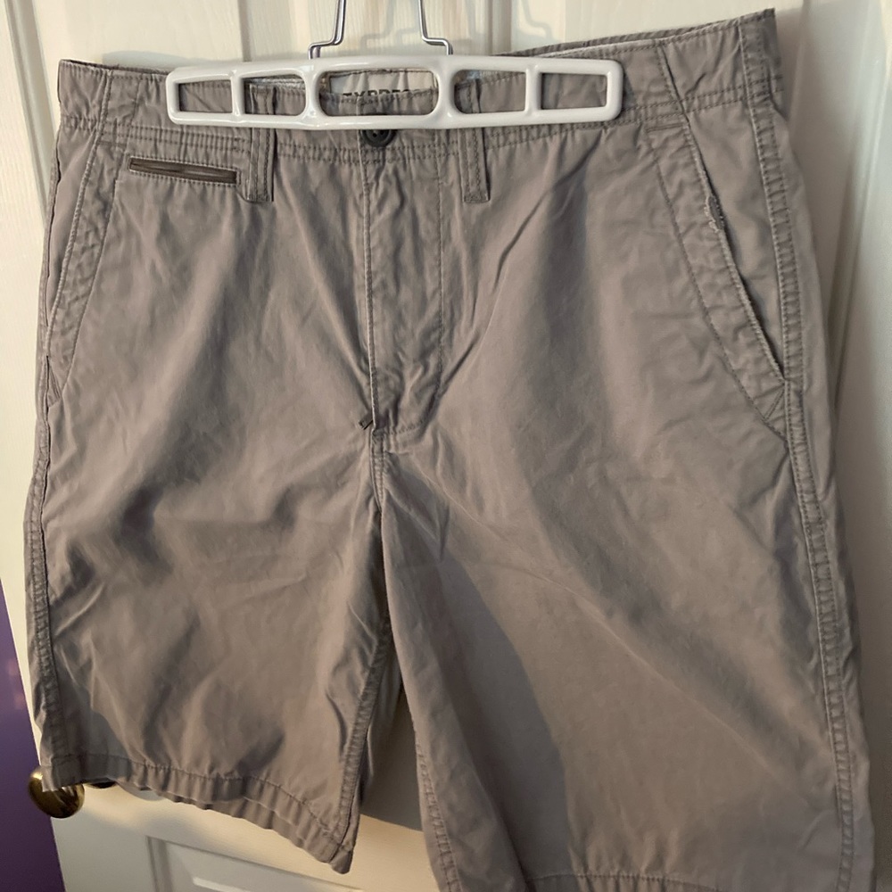 Men’s Express distressed style flat front shorts. Size: 33